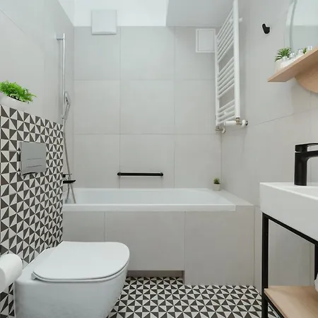 Spacious Zamoyskiego Near Pge With Parking By Renters