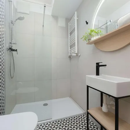 Spacious Zamoyskiego Near Pge With Parking By Renters Apartament