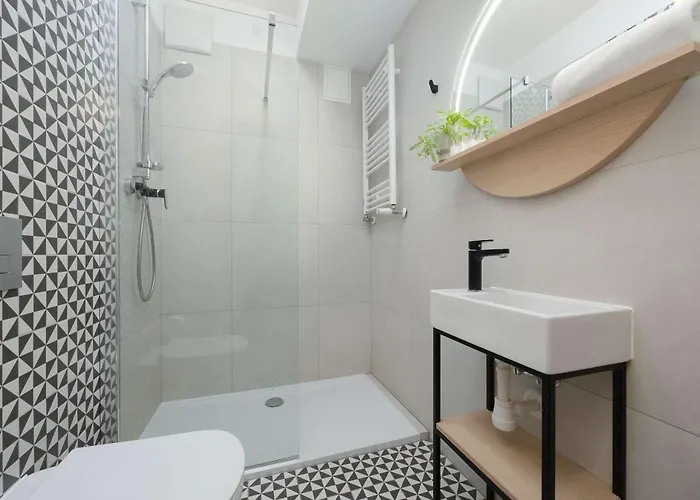 Spacious Zamoyskiego Near Pge With Parking By Renters Apartmán