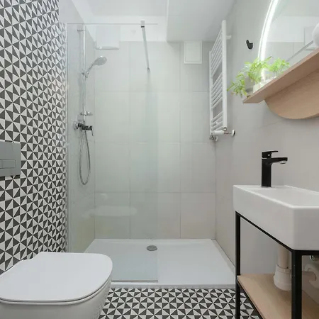 Spacious Zamoyskiego Near Pge With Parking By Renters Apartment